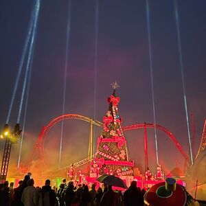 Eine beleuchtete Achterbahn.