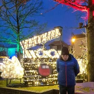 Ein Mann vor einem Lichtbild.