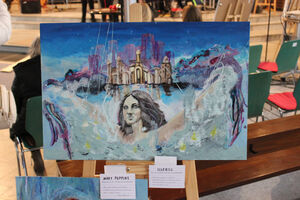 Ein in blau gehaltenes Bild mit einem Frauenkopf in der Mitte.