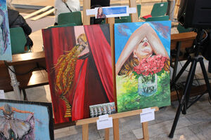 bunte Bilder auf einer Staffelei.