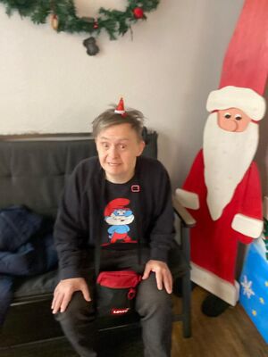 Eine Person auf dem Sofa.