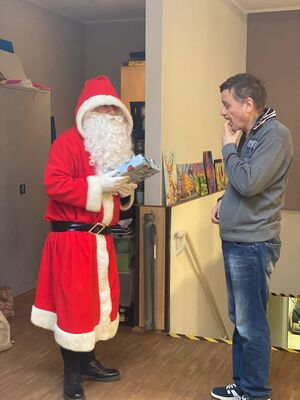 Der Nikolaus steht bei einer Person.