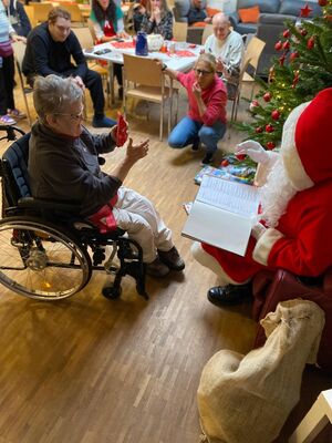 Der Nikolaus hält ein Buch in der Hand.