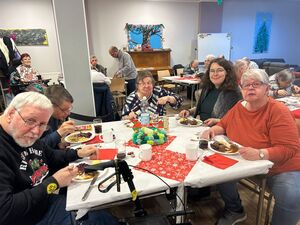 Mehrere Personen sitzen an einem Tisch.