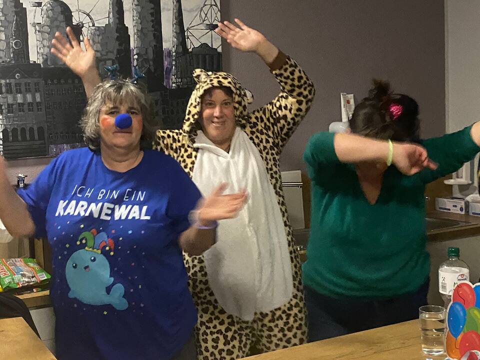 Gut gelaunte Personen hinter einer Theke.