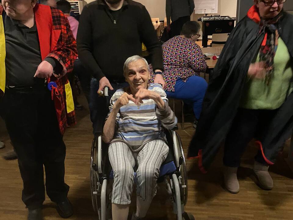 Menschen mit und ohne Hilfsmittel auf einer Tanzfläche.