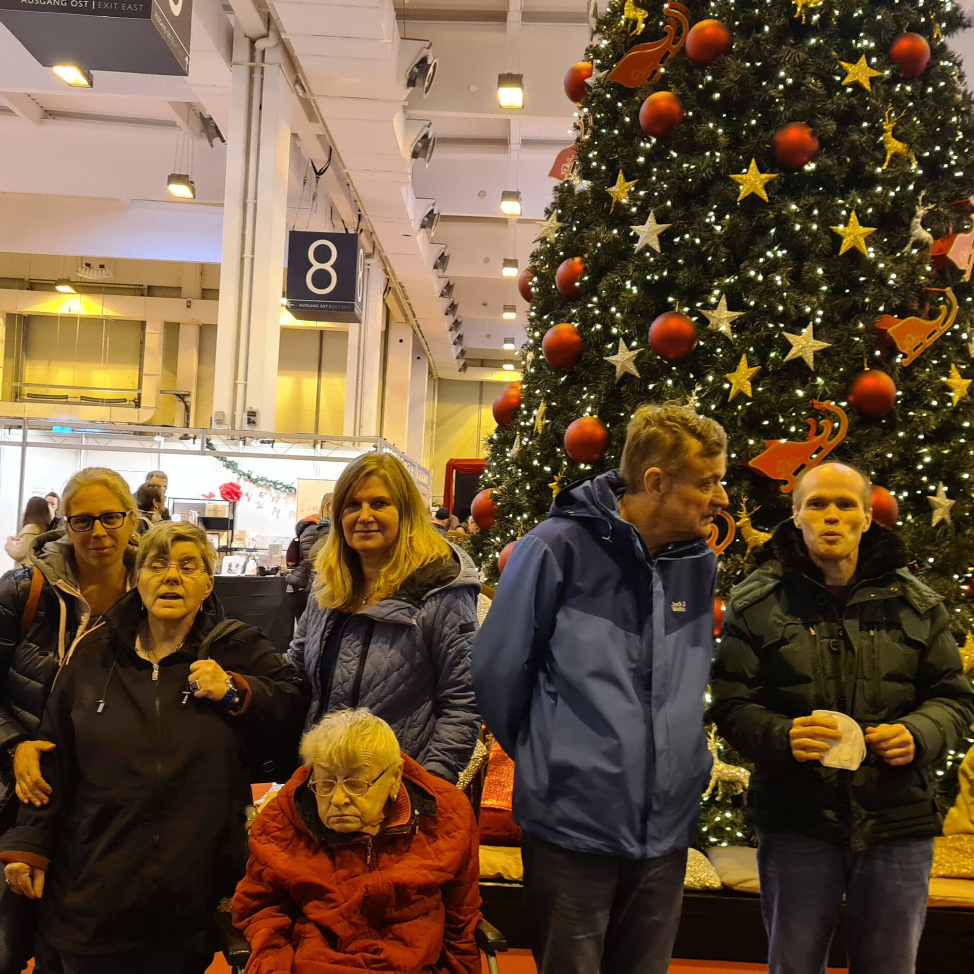 Gruppenbild vorm Weihnachtsbaum