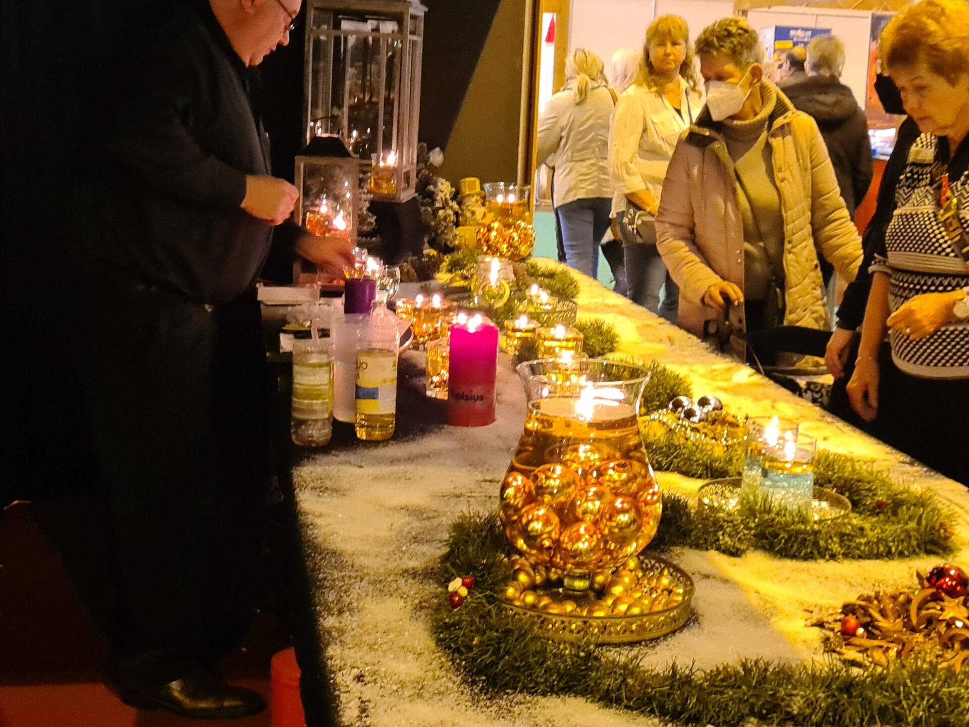 Ein Tisch mit Weihnachtsdeko.