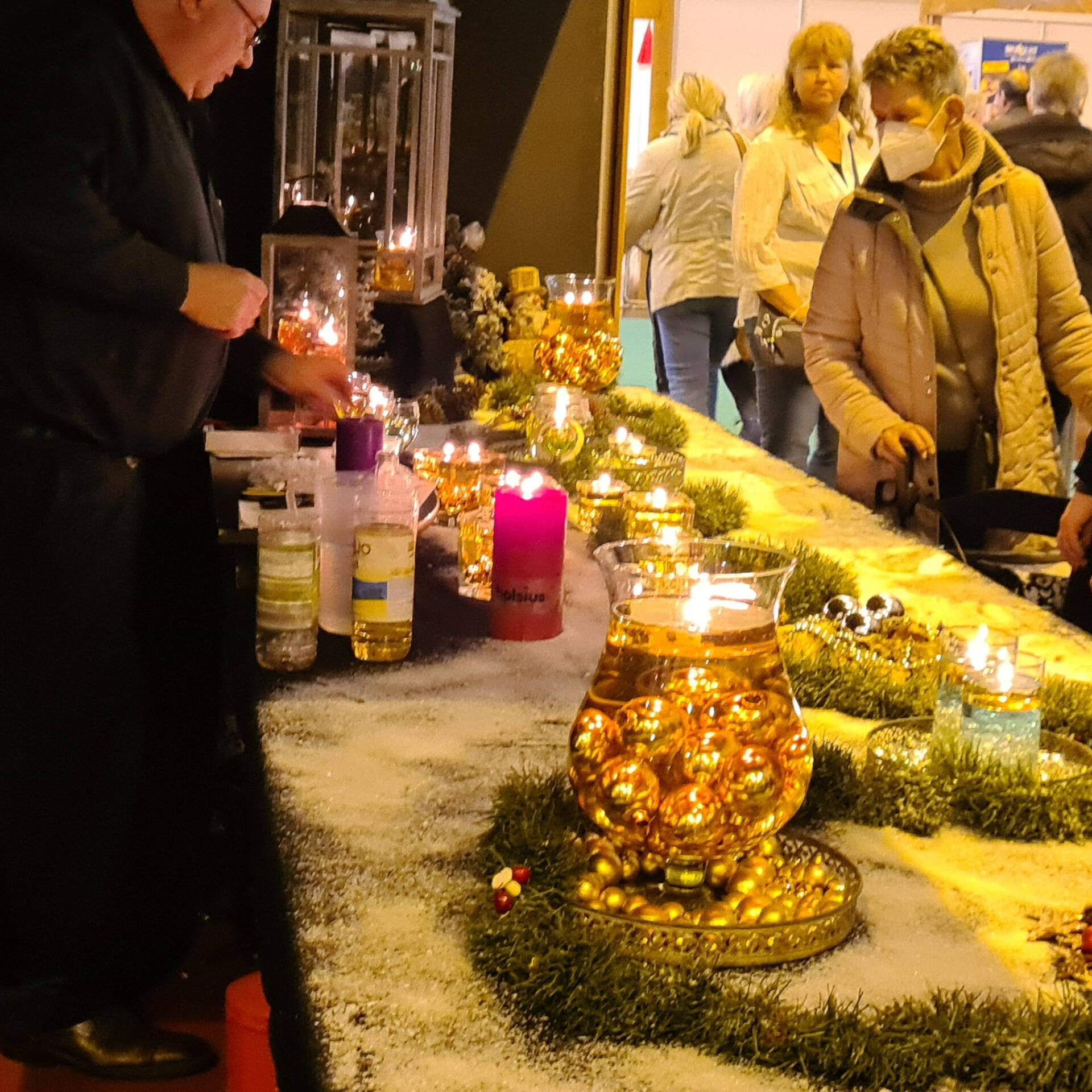 Ein Tisch mit Weihnachtsdeko.