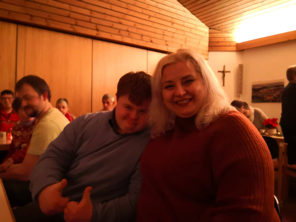 Ein junger Mann lehnt sich an eine Frau.