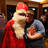 Ein junger Mann und der Nikolaus Arm in Arm.