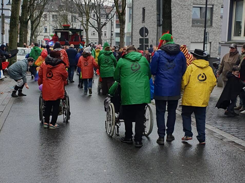 Kostümierte Menschen