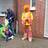 Ein Clown vor einem Haus auf dem Bürgersteig.