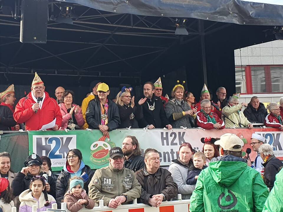 Viele Menschen beim Rosenmontagszug.