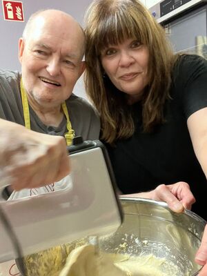 Eine Frau und ein Mann, der mann hält den Mixer.