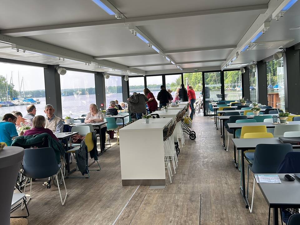 Der Innenraum des Schiffes mit Gästen.