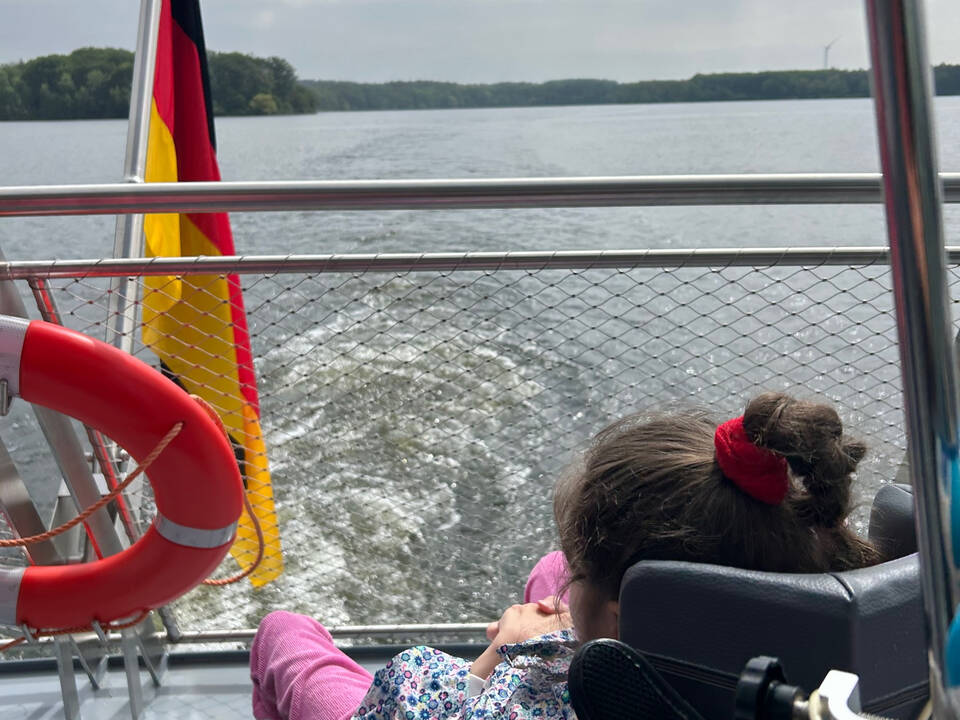 Eine Person im Rollstuhl ist an Deck.