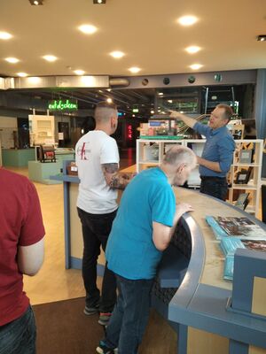 Zwei Personen stehen an einer Theke.