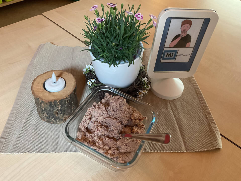 Bild vier zeigt eine Schale auf einem geschmücktem Tisch