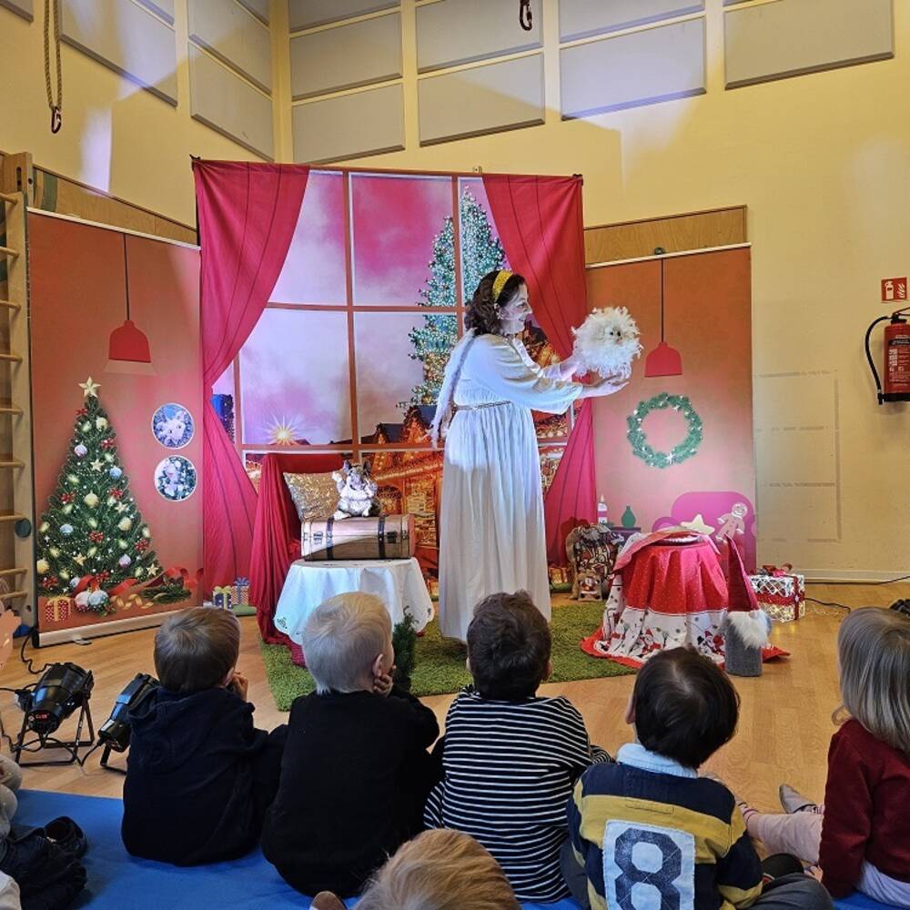 Kinder schauen Theateraufführung vom Zauberflöckchen