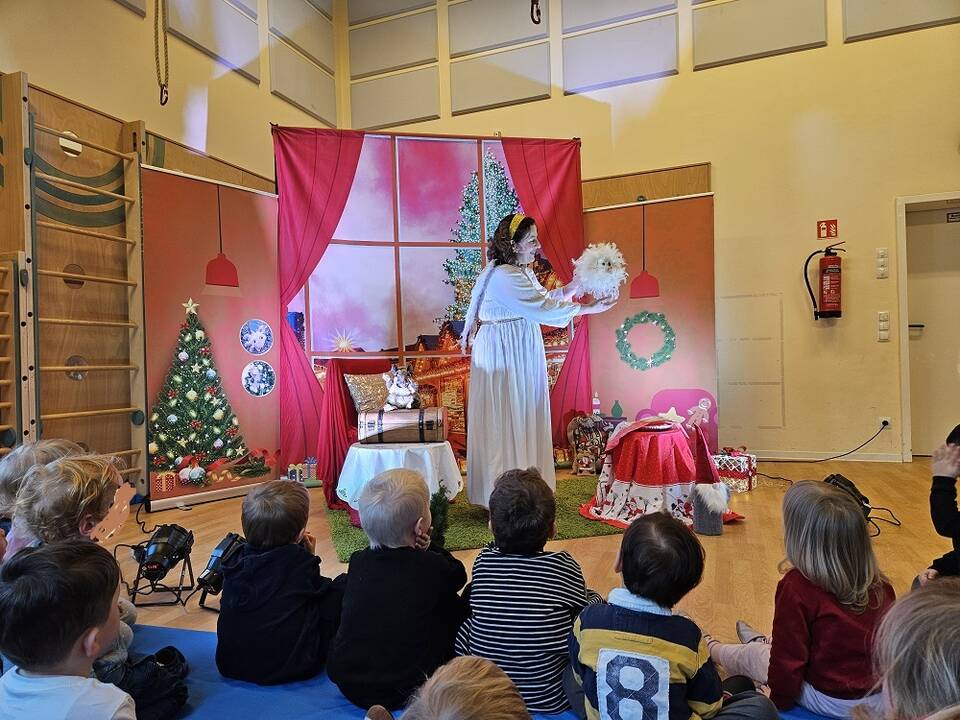 Kinder schauen Theateraufführung vom Zauberflöckchen