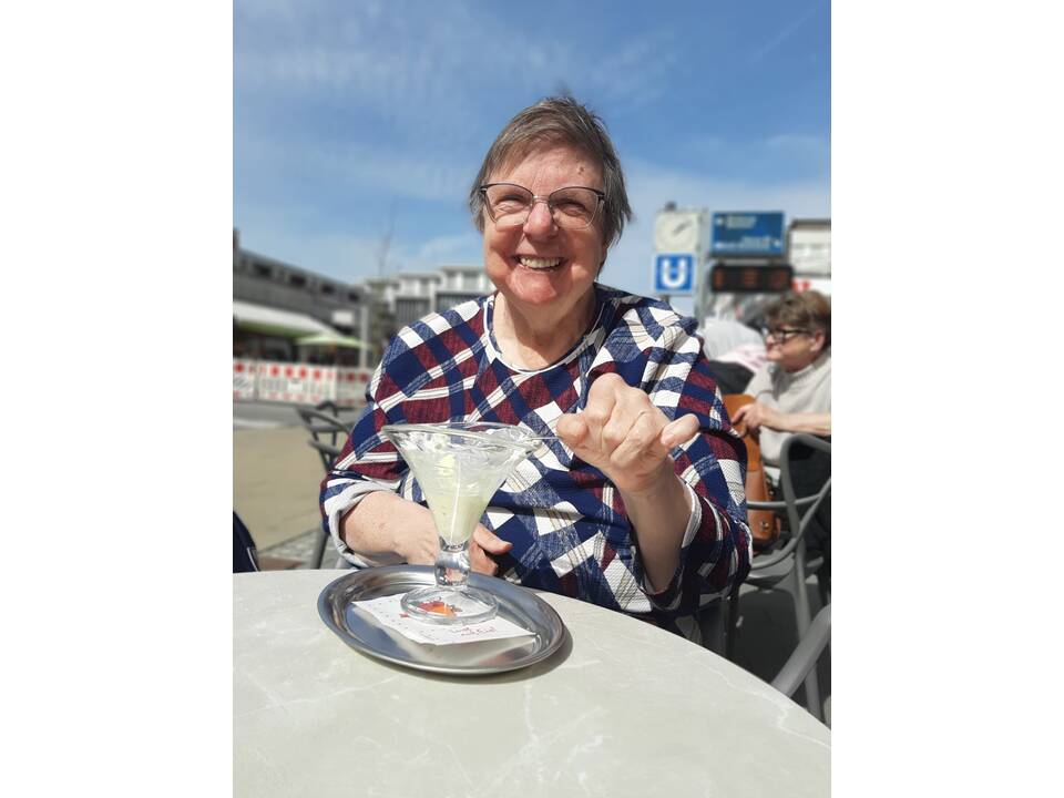 Bild drei zeigt eine Frau