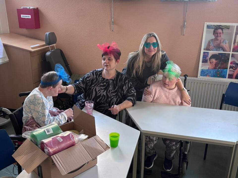 Karnevalsvorbereitung Kostümschmuck