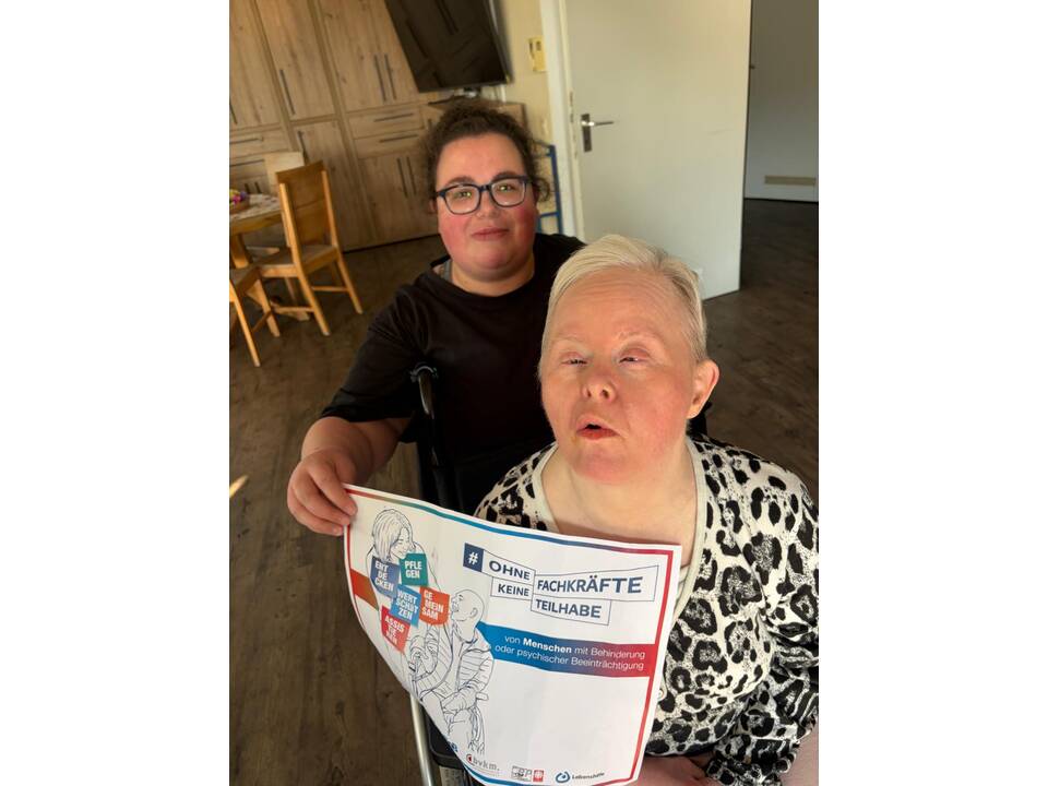 Zu sehen sind viele Bilder von Menschen mit Unterstützungsbedarf und Fachkräften