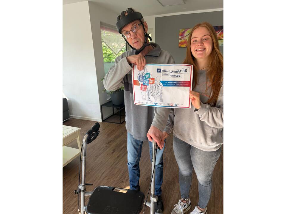 Zu sehen sind viele Bilder von Menschen mit Unterstützungsbedarf und Fachkräften