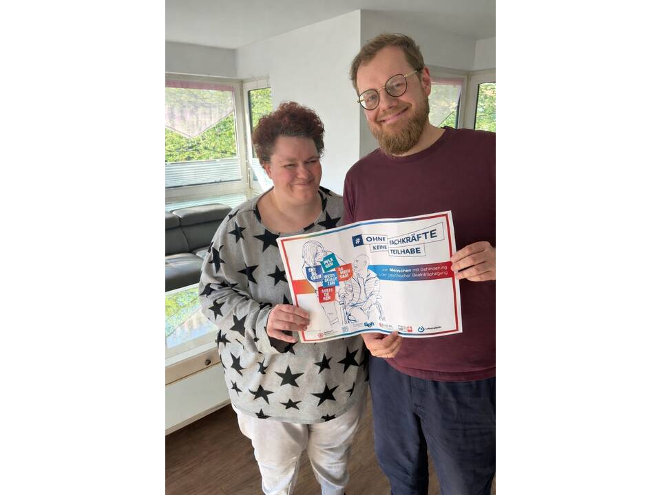 Zu sehen sind viele Bilder von Menschen mit Unterstützungsbedarf und Fachkräften