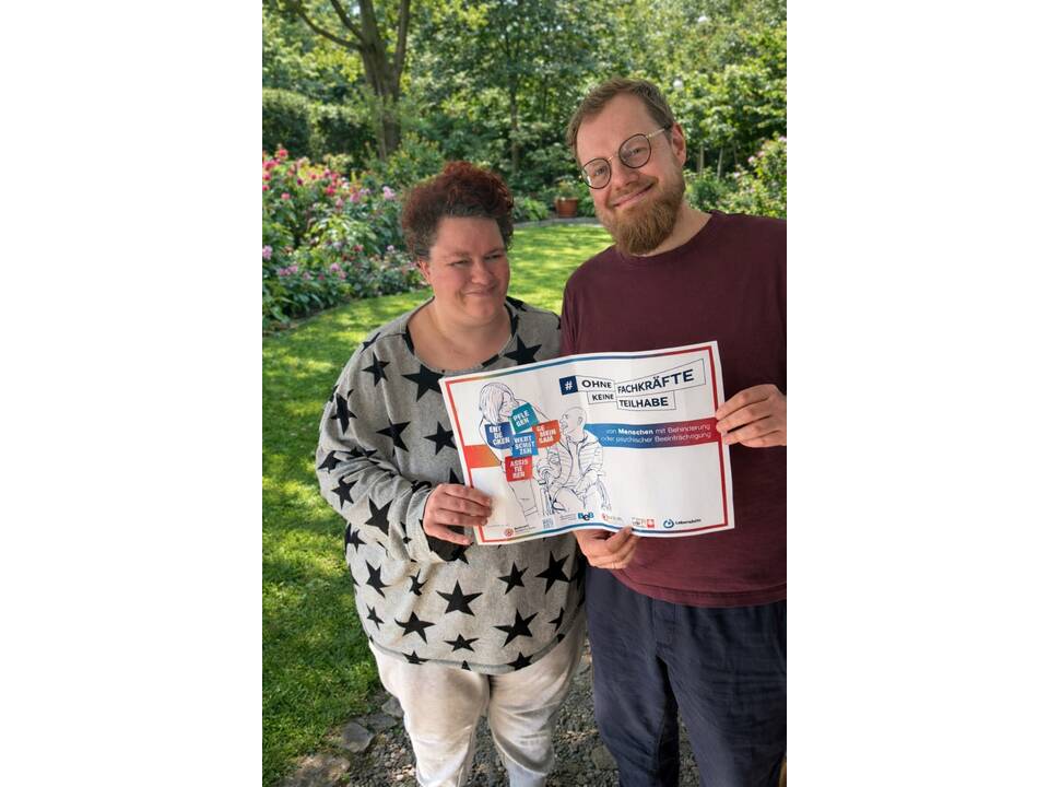 Zu sehen sind viele Bilder von Menschen mit Unterstützungsbedarf und Fachkräften