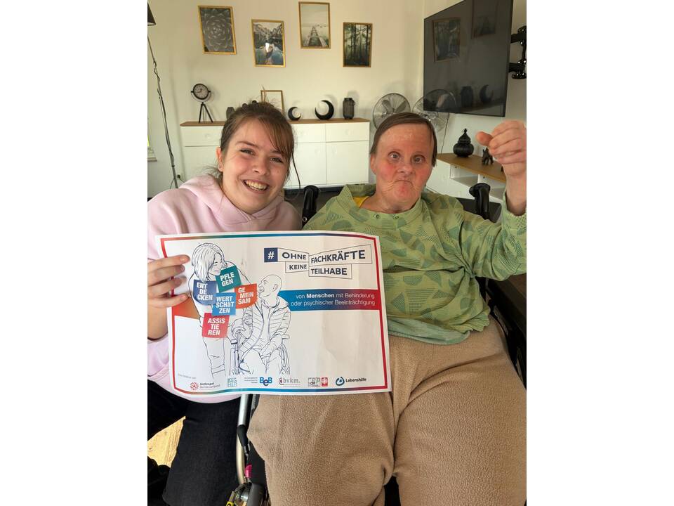 Zu sehen sind viele Bilder von Menschen mit Unterstützungsbedarf und Fachkräften