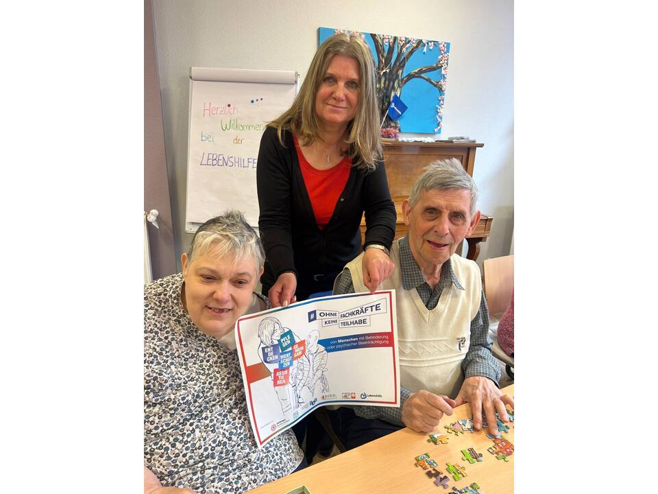 Zu sehen sind viele Bilder von Menschen mit Unterstützungsbedarf und Fachkräften