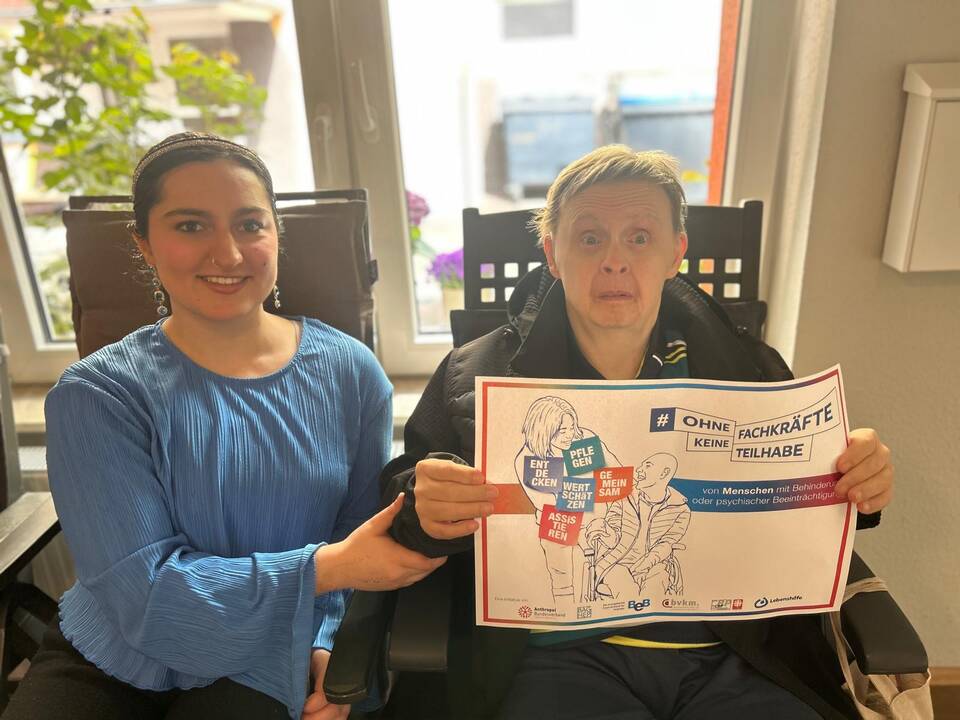 Zu sehen sind viele Bilder von Menschen mit Unterstützungsbedarf und Fachkräften