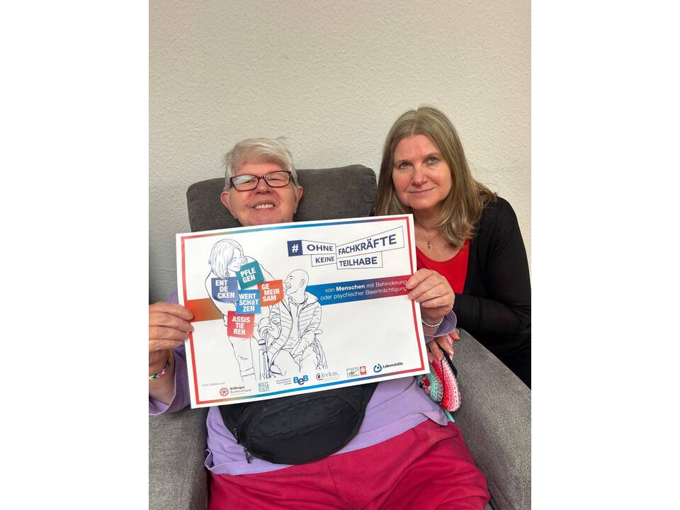 Zu sehen sind viele Bilder von Menschen mit Unterstützungsbedarf und Fachkräften