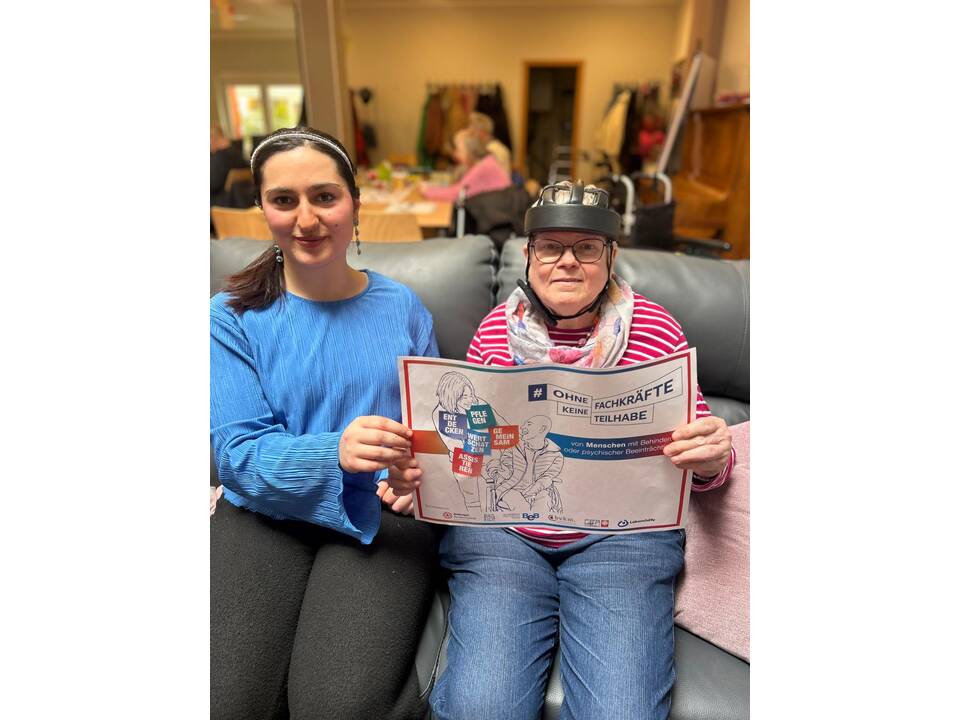 Zu sehen sind viele Bilder von Menschen mit Unterstützungsbedarf und Fachkräften