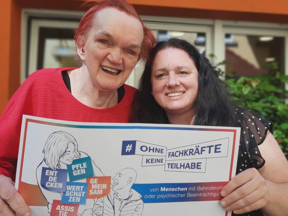 Zu sehen sind viele Bilder von Menschen mit Unterstützungsbedarf und Fachkräften