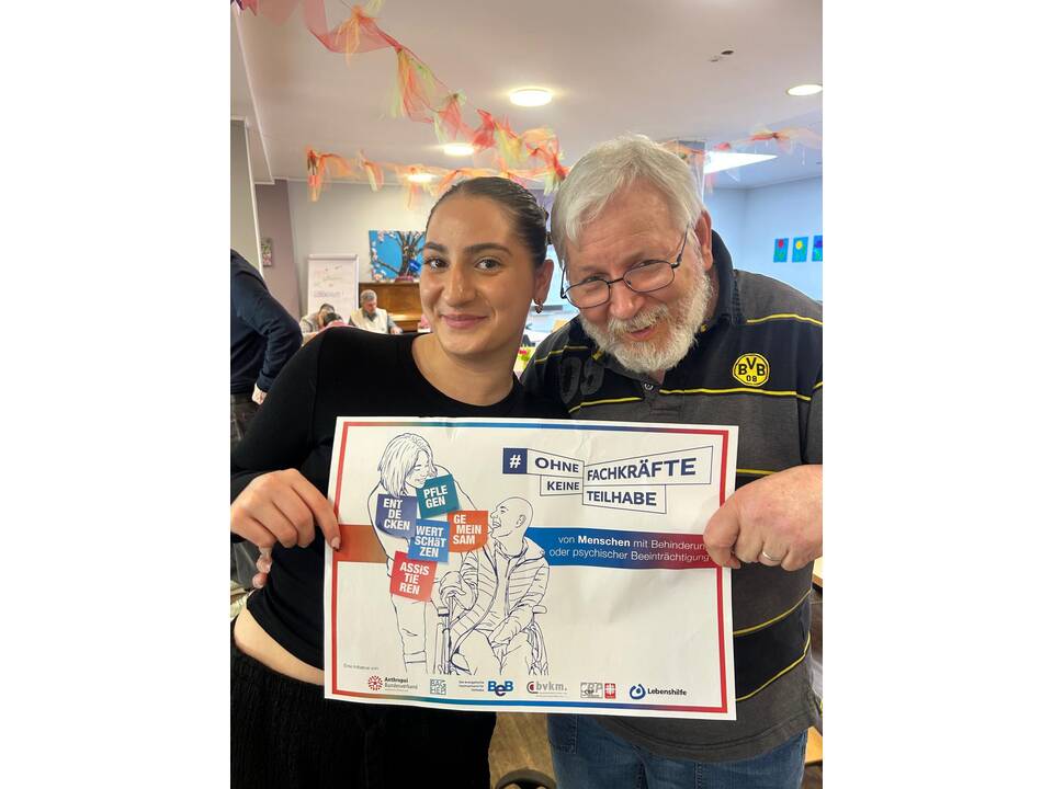 Zu sehen sind viele Bilder von Menschen mit Unterstützungsbedarf und Fachkräften