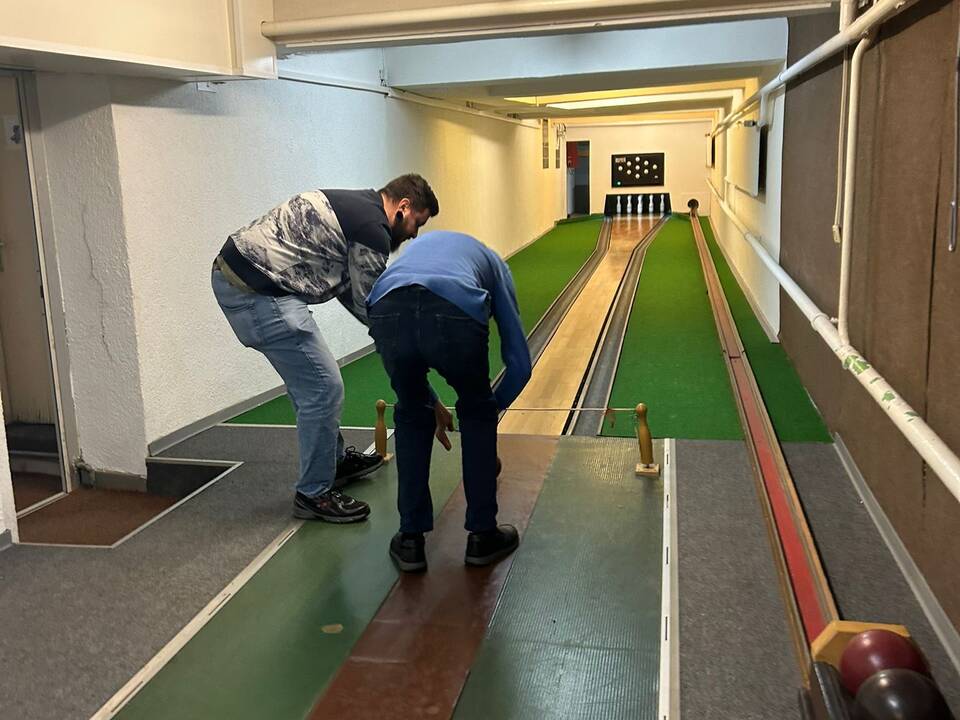 Bild sechs zeigt die Kegelbahn