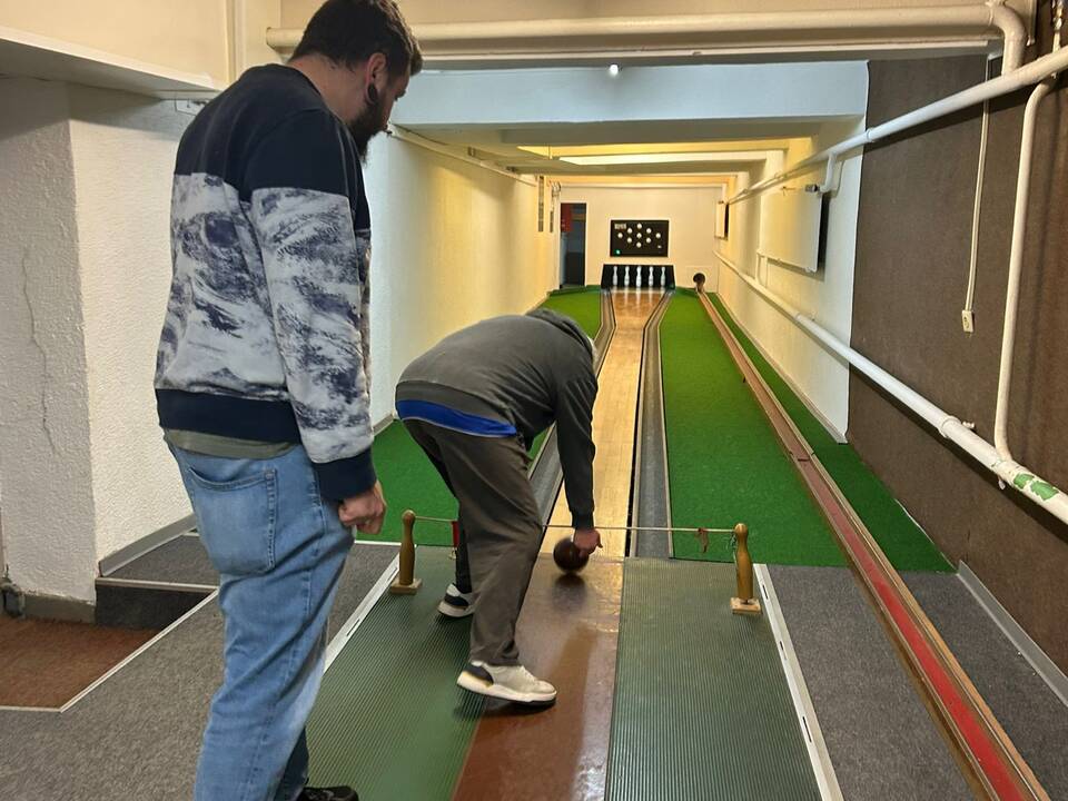 Bild sieben zeigt die Kegelbahn