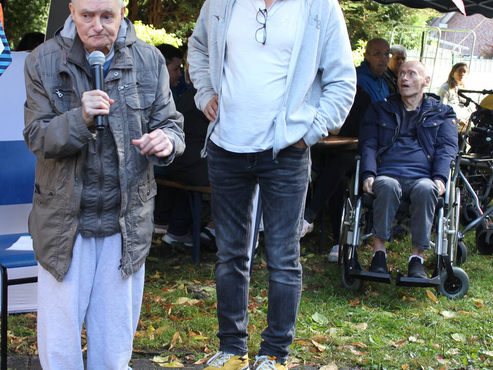 Zwei Männer stehen auf einem Platz.