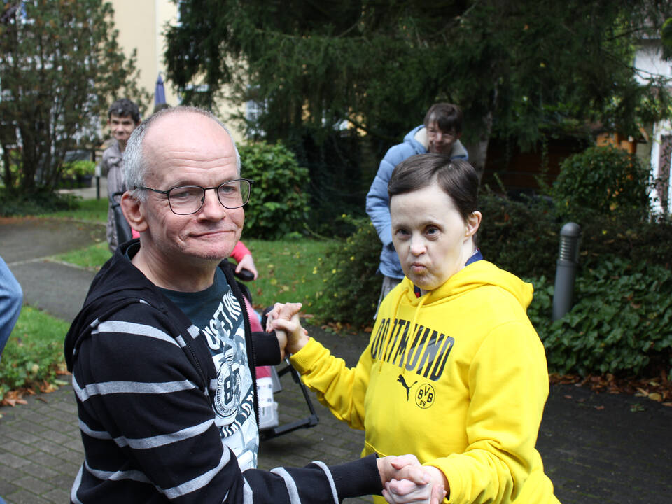 Zwei Personen tanzen.