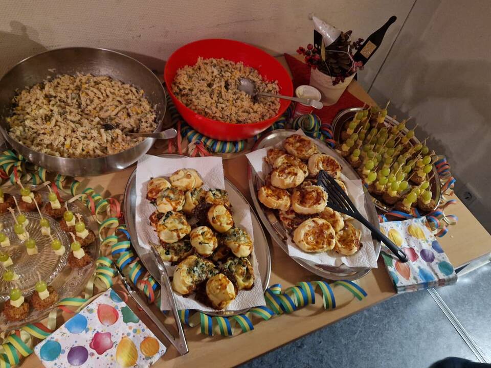 Silvesterbuffet mit Nudelsalt, Käsespieße und Frikadellen