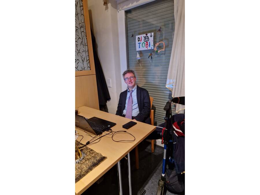 DJ Tobi sitzt am Laptop