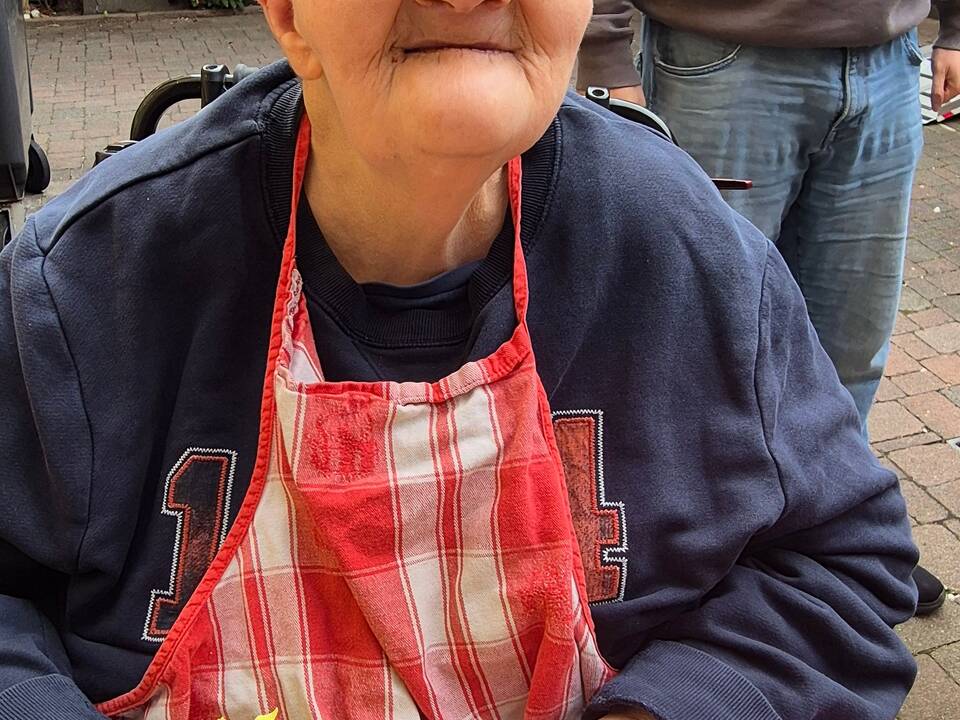 Bild vier zeigt ein Frau