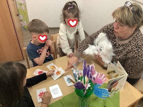 Bild eins zeigt drei Kinder am Tisch