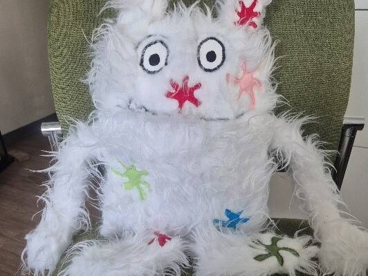 Bild drei zeigt ein Stofftier 